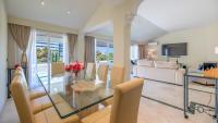 Televízia a/alebo spoločenská miestnosť v ubytovaní Penthouse Boutique Suite Marbella