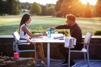 um homem e uma mulher sentados numa mesa a beber vinho em Golf & Resort Hotel Gut Heckenhof em Eitorf