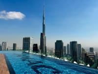 una piscina en la azotea de un rascacielos en Luxury Stay with Burj Khalifa Views &amp; Infinity Pool, en Dubái