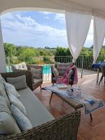 Balkón alebo terasa v ubytovaní VILLA RAFAEL CON Piscina, IUN P4098