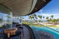 Condomínio pé-na-areia: casa com piscina privativa في Barra do Camaragibe: شرفة منتجع مزودة بطاولات وكراسي ومسبح