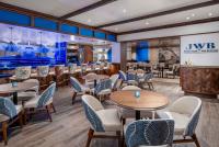 um restaurante com mesas, cadeiras e um bar em Margaritaville Resort Lake Tahoe em South Lake Tahoe