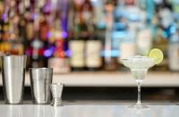 uma bebida com limão em um copo sobre um balcão em Margaritaville Resort Lake Tahoe em South Lake Tahoe