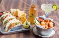 uma mesa com uma refeição de tacos, nachos e uma bebida em Margaritaville Resort Lake Tahoe em South Lake Tahoe