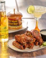 um prato de costelas, um hambúrguer e uma bebida em Margaritaville Resort Lake Tahoe em South Lake Tahoe