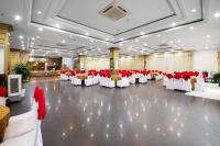 un gran salón de banquetes con sillas rojas y blancas en Khách sạn Habana, en Thái Nguyên