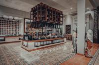 Ramada Suites By Wyndham Solo في سولو: متجر به ثريا كبيرة فوق المنضدة