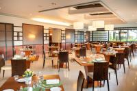 een eetkamer met houten tafels en stoelen bij Villa Maria Hotel & SPA in Francavilla al Mare