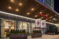 ein Geschäft vor einem Gebäude mit Pflanzen davor in der Unterkunft Hampton Inn by Hilton New York Times Square in New York