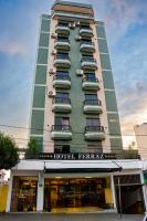 Un gran hotel con balcones en un edificio. en Hotel Ferraz, en Pouso Alegre