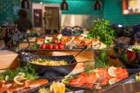 JevnakerにあるThorbjørnrud Hotellのテーブルの上にさまざまな種類の食べ物が並んだビュッフェ