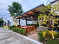 มนต์จันทรา เฮ้าส์ في Khlong Lan: مطعم بطاولات خشبية وسقف