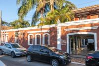 two cars parked in front of a building at Pousada Boulevard in Cabo Frio
