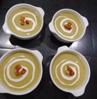 Un grupo de cuatro tazones de sopa con comida en ellos. en Guanahanì Sede campestre, en Pandi