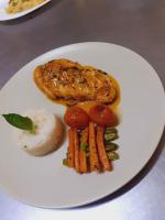 Un plato de comida con carne y verduras en una mesa. en Guanahanì Sede campestre, en Pandi