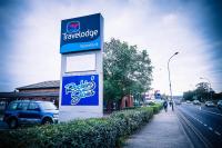 Travelodge Waterfordに飾ってある許可証、賞状、看板またはその他の書類