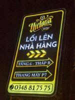 una señal de un gravamen lan niha colgar en Căn Hộ The Manor Crown, en Thôn Trường Giang