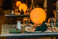 达瓦拉维Waraka - Udawalawe by Thema Collection的桌子上放着一盘食物