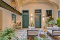 Un patio interior con puertas azules y plantas. en 23 Boutique Hotel, en Floriana