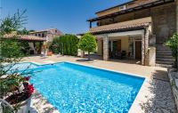 Bazén v ubytování Holiday Home Manjadvorci Manjadvorci nebo v jeho okolí