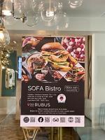 ein Schild für ein Restaurant in einem Geschäft in der Unterkunft Apart Park Albus 414 in Świnoujście