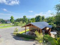 プワにあるน่าน ม่วนใจ Nan Muanjai Hotelの駐車場にある屋根付きの小さな建物