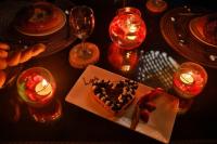 Una mesa con un pastel en forma de corazón en un plato. en Mountain Club Resort Munnar, en Chinnakanal