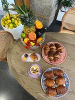 una mesa con platos de comida y fruta. en Christine Boutique Hotel, en El Barraco