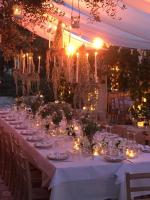 een lange tafel met witte tafelkleden en kaarsen bij Masseria Anticalama Resort & agriturismo in Fasano