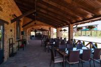 een restaurant met tafels en stoelen in een gebouw bij Palmira Hotel in Yelizavetovka