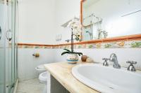 A bathroom at Villa Torù
