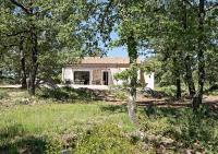 ein Haus mitten auf einem Feld mit Bäumen in der Unterkunft Villa Cinsault, un bijou pour votre séjour en Provence Verte in La Celle