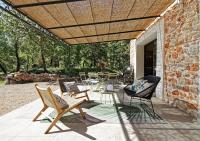 eine Terrasse mit Stühlen und einem Tisch mit Dach in der Unterkunft Villa Cinsault, un bijou pour votre séjour en Provence Verte in La Celle