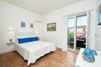 A bed or beds in a room at Villa Torù