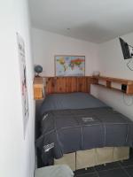 Posteľ alebo postele v izbe v ubytovaní petit studio indépendant dans jardin avec parking et portail électrique