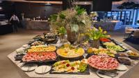 Un buffet de comida en una mesa con platos de comida. en Grand Hotel Adriatic II, en Opatija