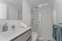 A bathroom at Ocean Garden Suite 004 con vistas al mar