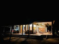 uma casa com um pátio à noite em Sigiri Vananthara em Sigiriya