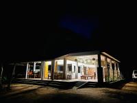 uma pequena casa é iluminada à noite em Sigiri Vananthara em Sigiriya
