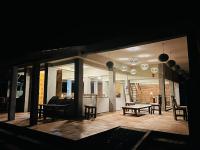 uma vista para um pátio com uma mesa e cadeiras em Sigiri Vananthara em Sigiriya