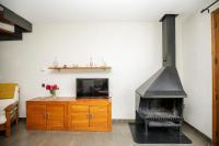 Televízia a/alebo spoločenská miestnosť v ubytovaní Apartamentos Cal Rum