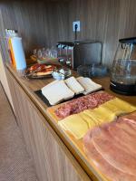 ゲストハウスの敷地内または近くでの食事または食べ物