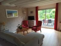 Televízia a/alebo spoločenská miestnosť v ubytovaní Maison proche centre équestre et forêt avec jardin