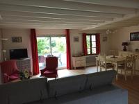 Televízia a/alebo spoločenská miestnosť v ubytovaní Maison proche centre équestre et forêt avec jardin