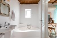 A bathroom at Villa Zanetti Mykonos