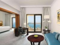 Ein Sitzbereich in der Unterkunft Mövenpick Hotel Jumeirah Beach