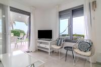 TV a/nebo společenská místnost v ubytování Meneou Blu Beach House*