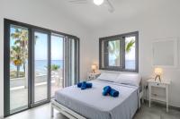 Postel nebo postele na pokoji v ubytování Meneou Blu Beach House*