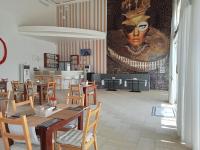 Un restaurant sau alt loc unde se poate mânca la Kim's Apartment