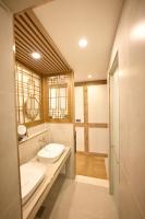 Ein Badezimmer in der Unterkunft Hanok Hotel DAAM Seoul
